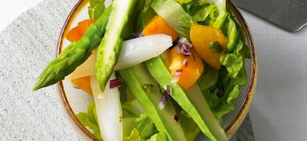 Sparrissallad med avokado och nektarin