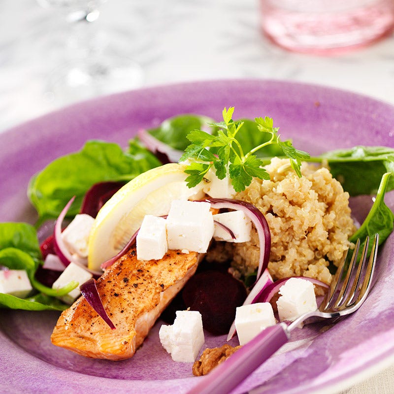 Foto av Lax på rödbetssallad med quinoa, spenat, fetaost och valnötter från WW ViktVäktarna