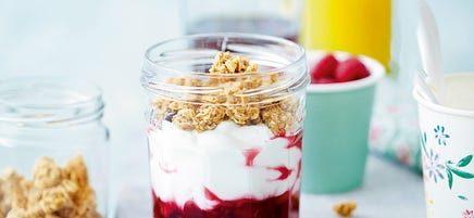 Yoghurt med hallonsås och granola