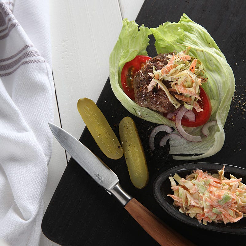 Foto av Hamburgare i salladsblad med coleslaw från WW ViktVäktarna