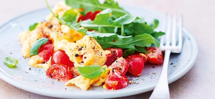 Äggröra med tomat och ruccola