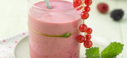 Smoothie met yoghurt en bessen