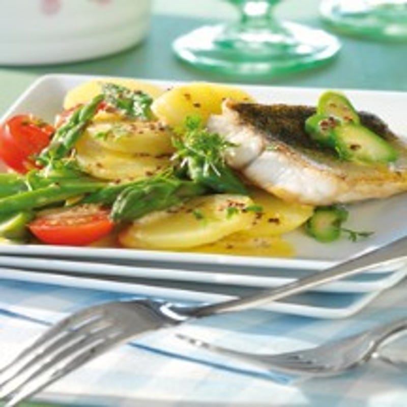 Foto van Aardappel-aspergesalade met gebakken snoekbaarsfilet door WW
