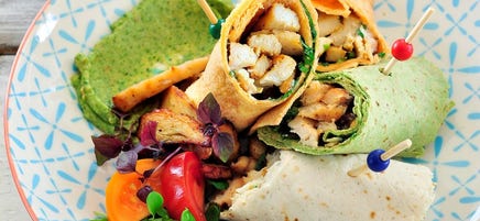 Wraps met geroosterde kip, guacamole en tomatensalsa