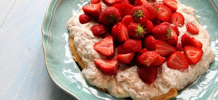 Pavlova med rabarbermousse och jordgubbar