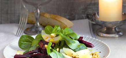 Veldsla met rode bietjes en prosecco-peren