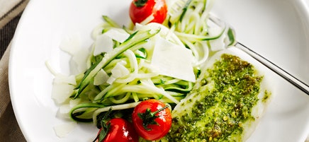 Courgetti met kabeljauw, pesto en tomaat