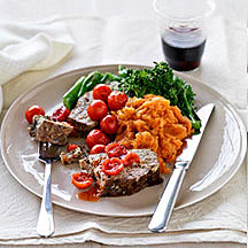 Foto van Gehaktbrood met geroosterde tomaten en zoete aardappel door WW