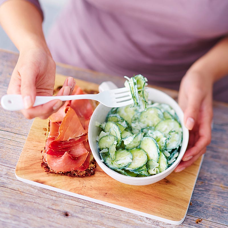 Foto van Komkommer-dillesalade en een boterham met ham door WW