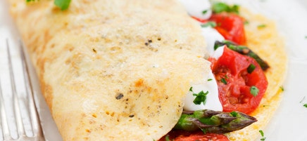 Tortilla met groene asperges en tomaat