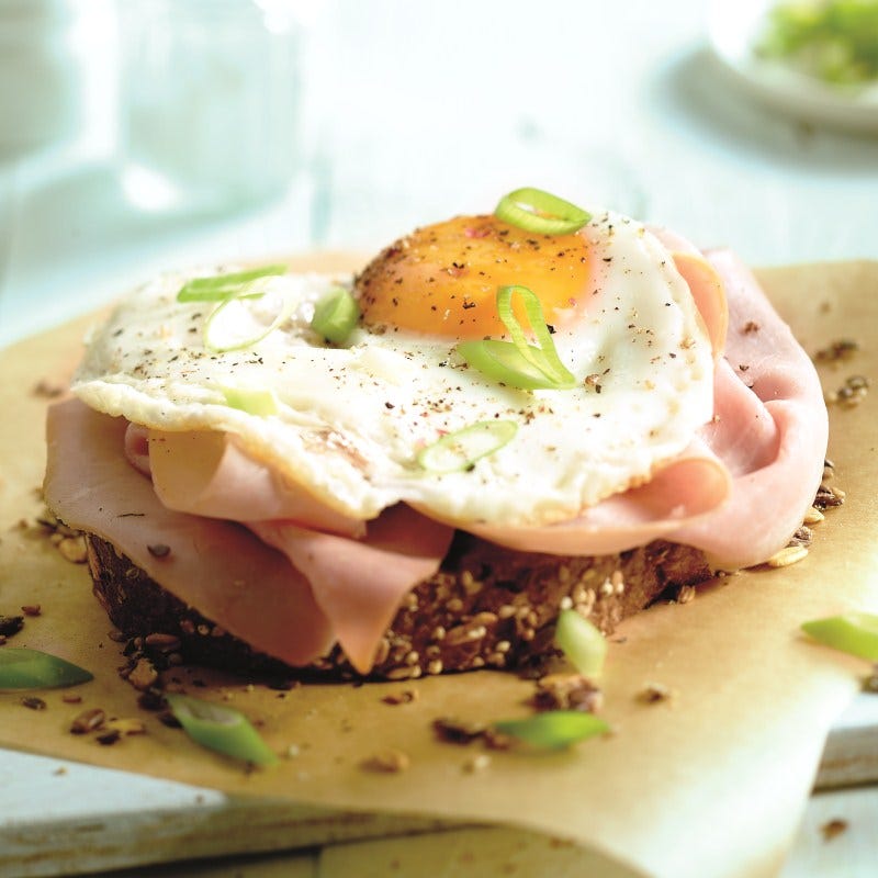 Foto van Fries roggebrood met ham, spiegelei en lente-ui door WW