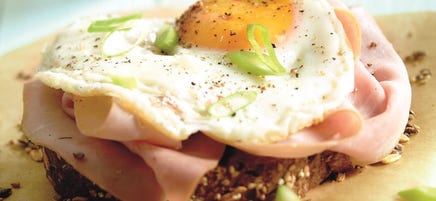 Fries roggebrood met ham, spiegelei en lente-ui