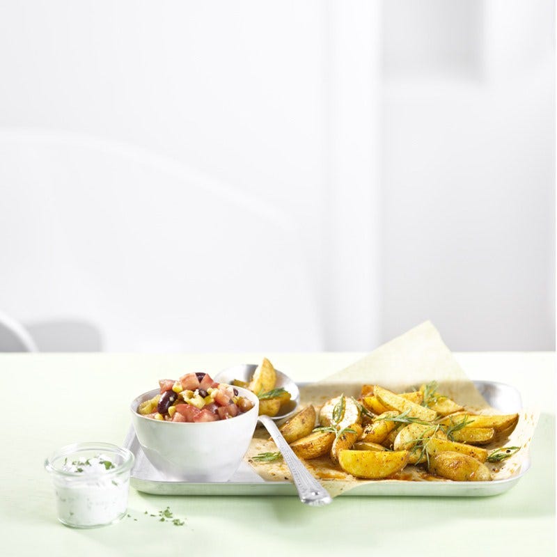 Aardappelen uit de oven met salsa-salade