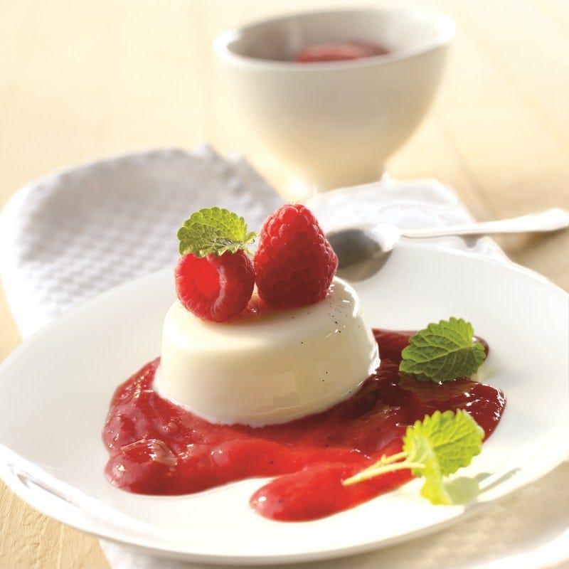 Foto van Panna cotta op een frambozenspiegel door WW