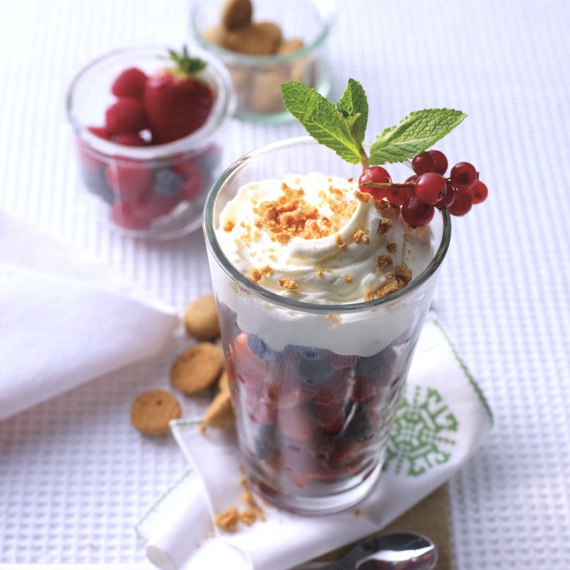 Foto van Rood fruit met roomlaag door WW
