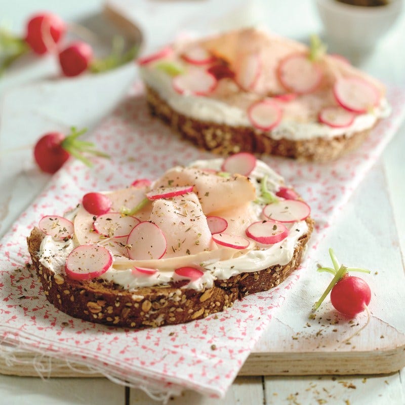 Roggevolkorenbrood met kipfilet en radijsjes