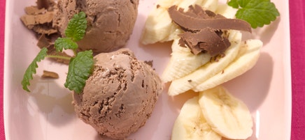 Chocoladepasta-ijs met banaan