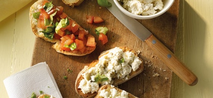 Crostini met feta-olijvenspread