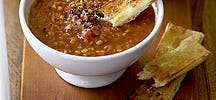 Tomaten-linzensoep met Turks brood