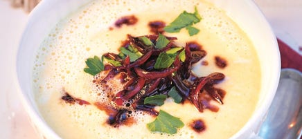 Parmezaanse kaassoep met balsamico-uien