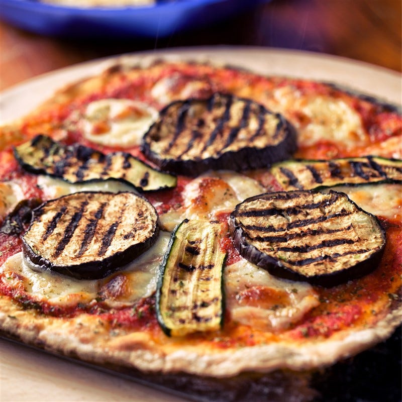 Foto van Pizza met pesto en Parmezaanse kaas door WW