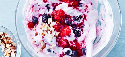 Ontbijtkwark met rood fruit en noten