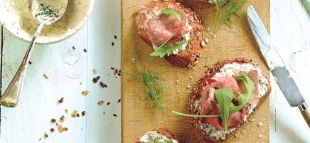 Fries roggebrood met rosbief en graanmosterd