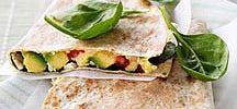 Tortilla met geroosterde kip, avocado en kaas
