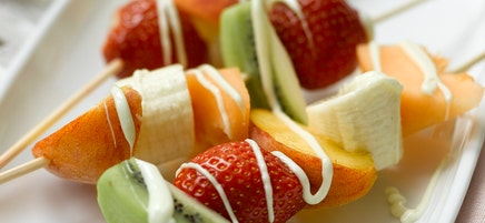 Fruitspiesjes met witte chocolade