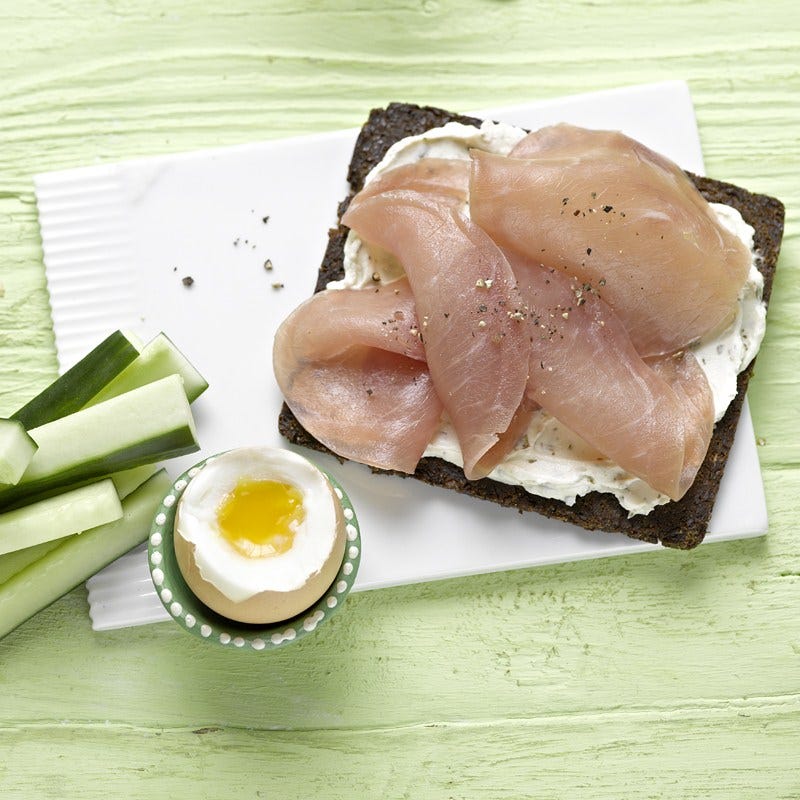Sandwich met ham en een gekookt eitje