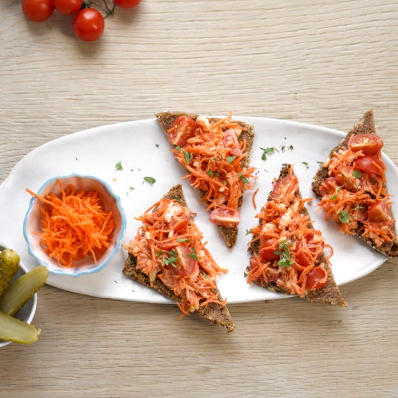 Sandwich met tomaat en wortel