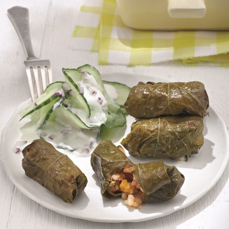 Foto van Gevulde wijnbladeren met komkommersla door WW