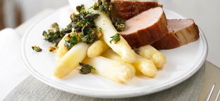 Witte asperges met olijf-sinaasappelgremolata