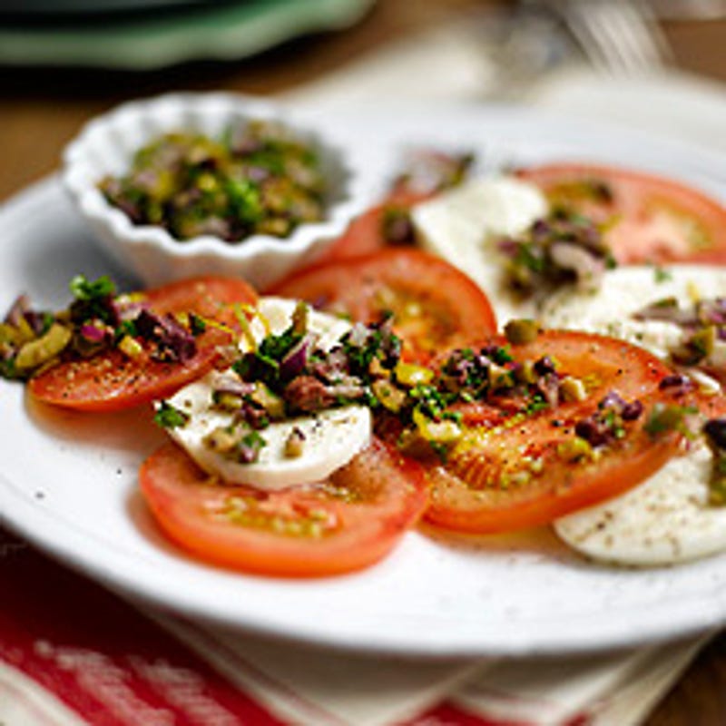 Salade tomate mozzarella aux oignons rouges et gremolata d'olives