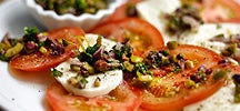 Salade tomate mozzarella aux oignons rouges et gremolata d'olives