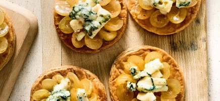 Tarte fine au roquefort et aux raisins