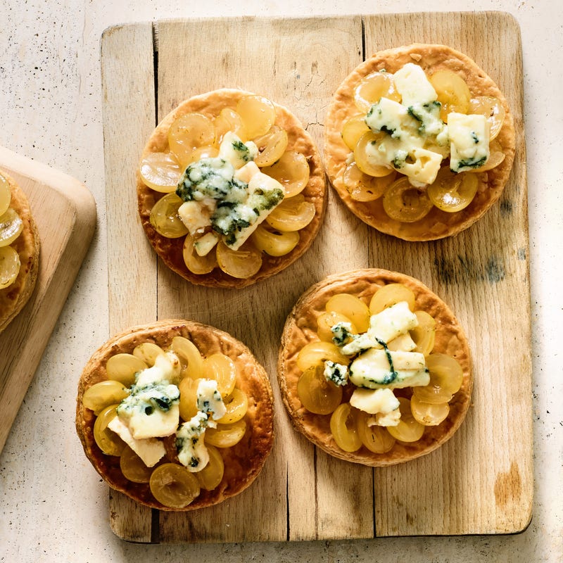 Tarte fine au roquefort et aux raisins