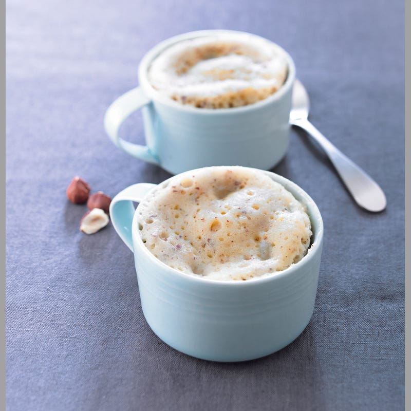 Mugs cakes aux pêches et aux noisettes