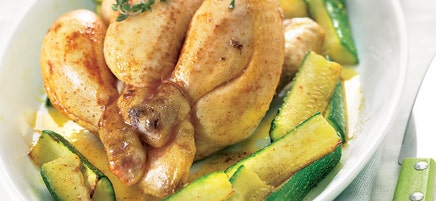 Coquelets grillés au thym, frites de courgettes au curry