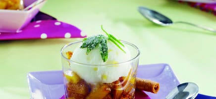 Sorbet au citron vert, cubes d'ananas rôtis, sauce au thé