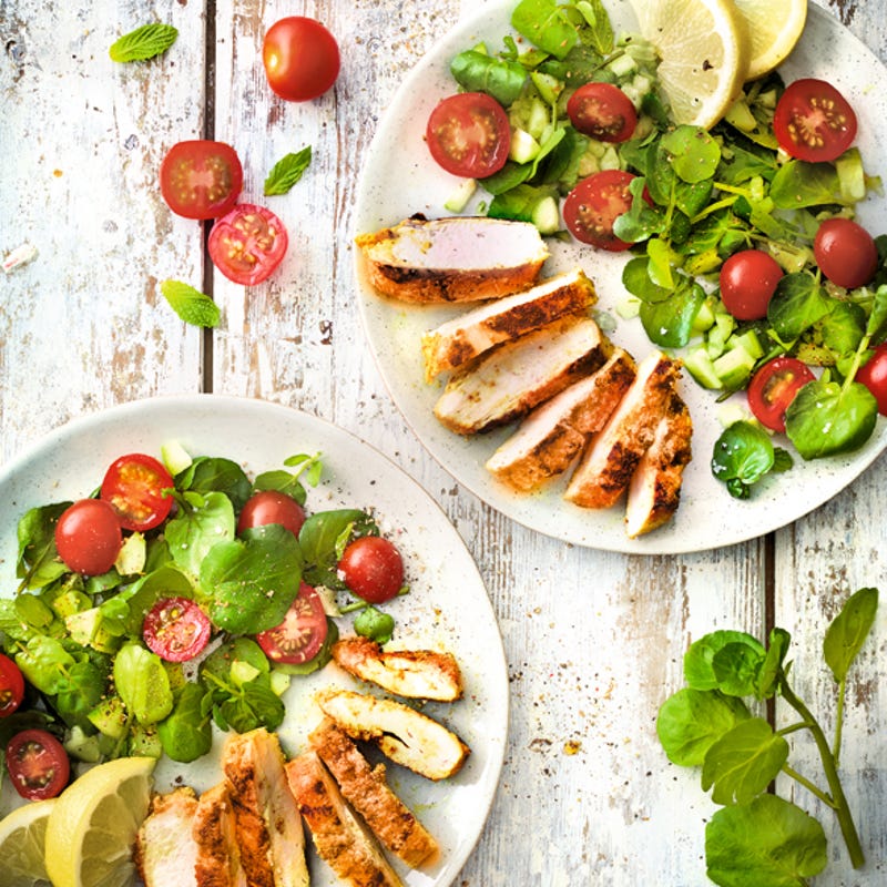 Photo de/du Poulet tandoori avec salade de concombre au cresson et à la menthe par WW