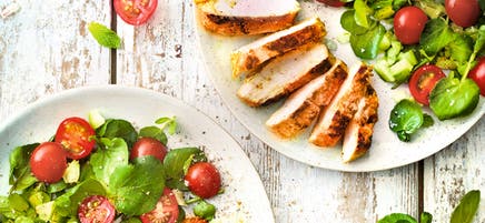 Poulet tandoori avec salade de concombre au cresson et à la menthe