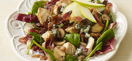 Salade tiède aux épinards, lard, poulet et fromage bleu