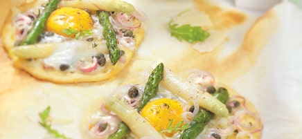 Pizza aux deux asperges et œufs pochés