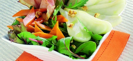 Salade de poires, fromage, jambon croustillant et noix