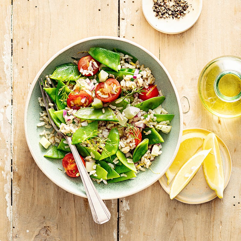 Salade de riz complet aux tomates et pois gourmands