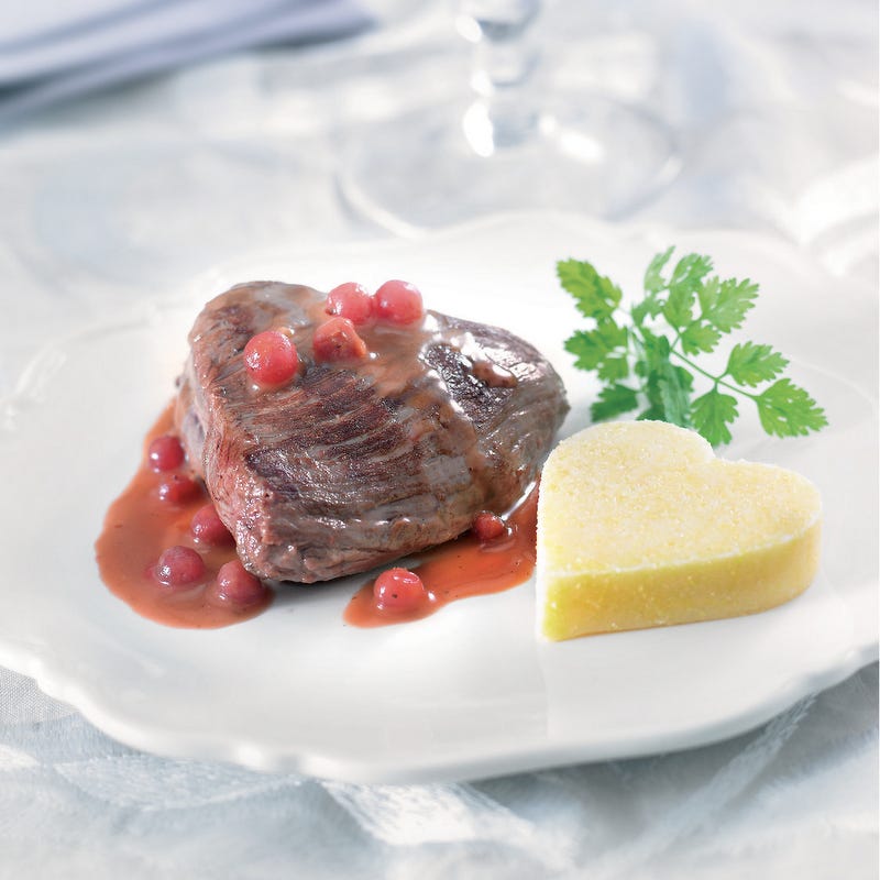 Pavé de biche, sauce cranberries, cœur de polenta