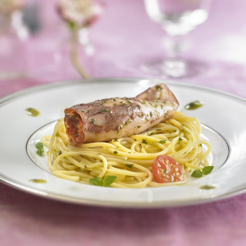 Encornets farcis sur lits de spaghetti
