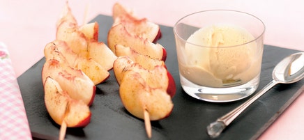 Brochette de nectarine blanche, sorbet au miel et à la sauge