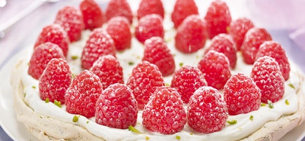 Pavlova aux framboises et aux pistaches